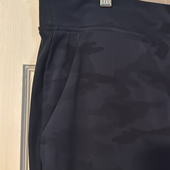 Athleta Women's Navy Blue Brooklyn Ankle Camo Pant Size 14 - Picture 4 of 13